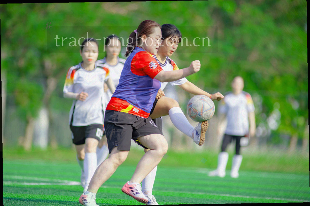 深色底上的抽象数据流线框图形，青色线条汇聚成闭合环